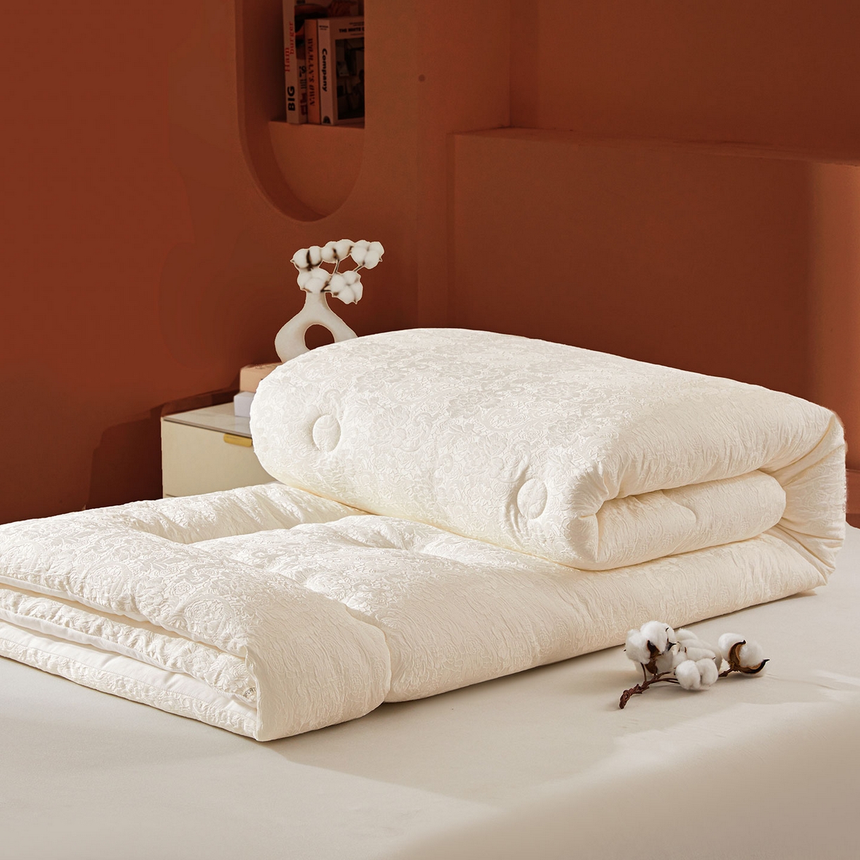 91家纺网 家纺一手货源 找家纺 欢乐季 2025新款贡缎浮雕提花棉花被 被子被芯 奶油白