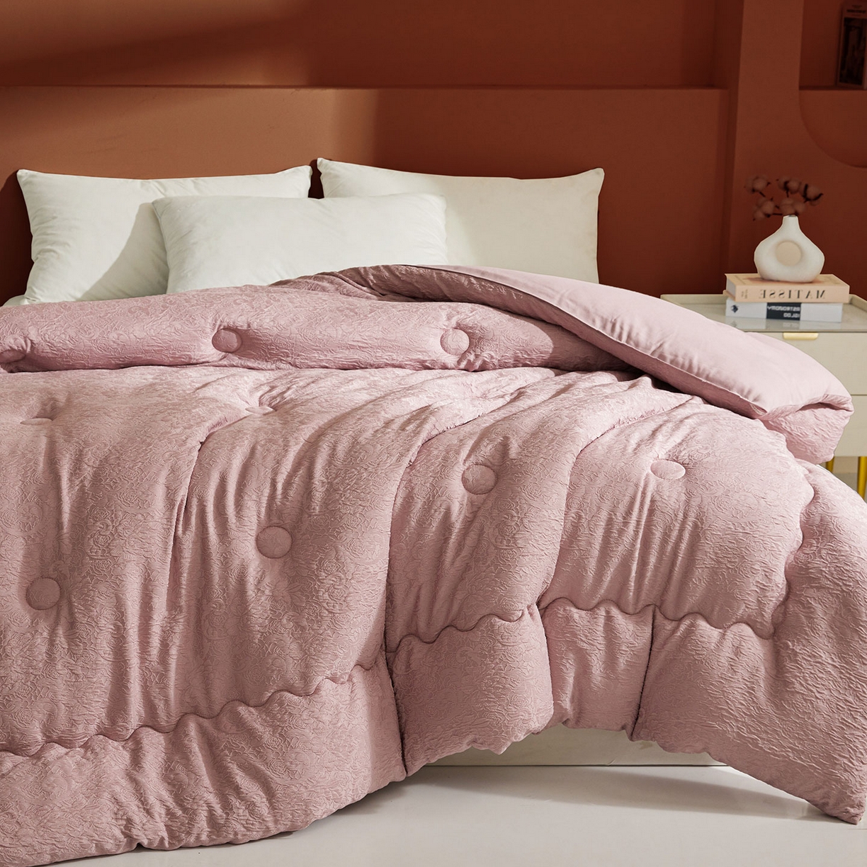 91家纺网 家纺一手货源 找家纺 欢乐季 2025新款贡缎浮雕提花棉花被 被子被芯 豆沙色