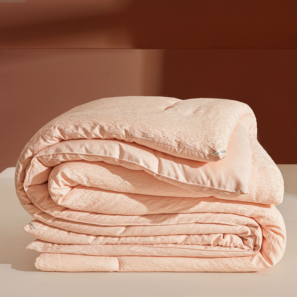 91家纺网 家纺一手货源 找家纺 欢乐季 2025新款贡缎浮雕提花棉花被 被子被芯 香槟色