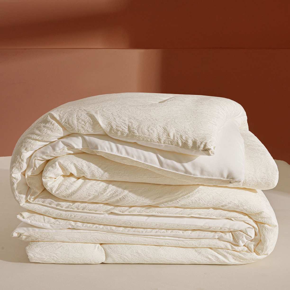 91家纺网 家纺一手货源 找家纺 欢乐季 2025新款贡缎浮雕提花棉花被 被子被芯 奶油白