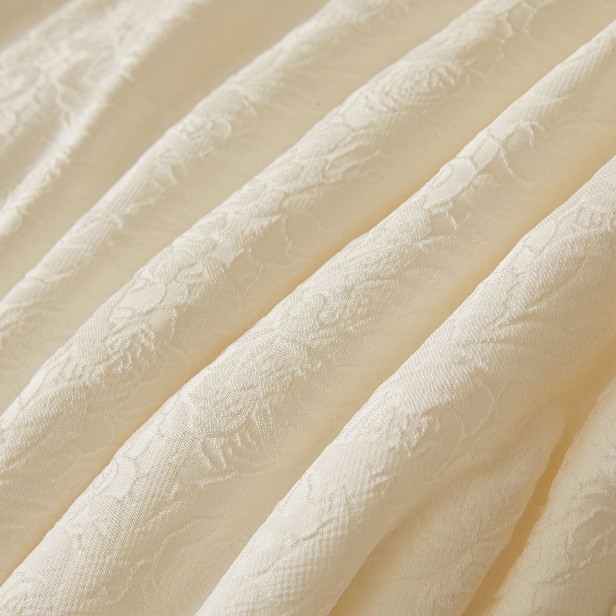 91家纺网 家纺一手货源 找家纺 欢乐季 2025新款贡缎浮雕提花棉花被 被子被芯 奶油白