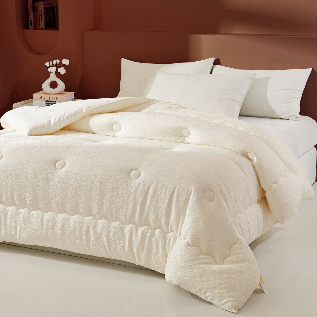 91家纺网 家纺一手货源 找家纺 欢乐季 2025新款贡缎浮雕提花棉花被 被子被芯 奶油白