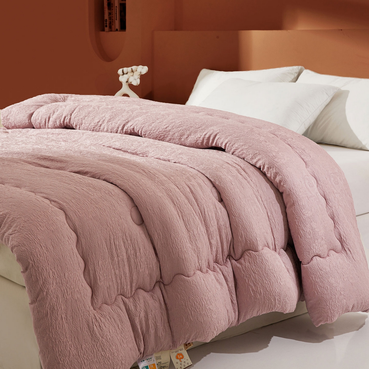 91家纺网 家纺一手货源 找家纺 欢乐季 2025新款贡缎浮雕提花棉花被 被子被芯 豆沙色