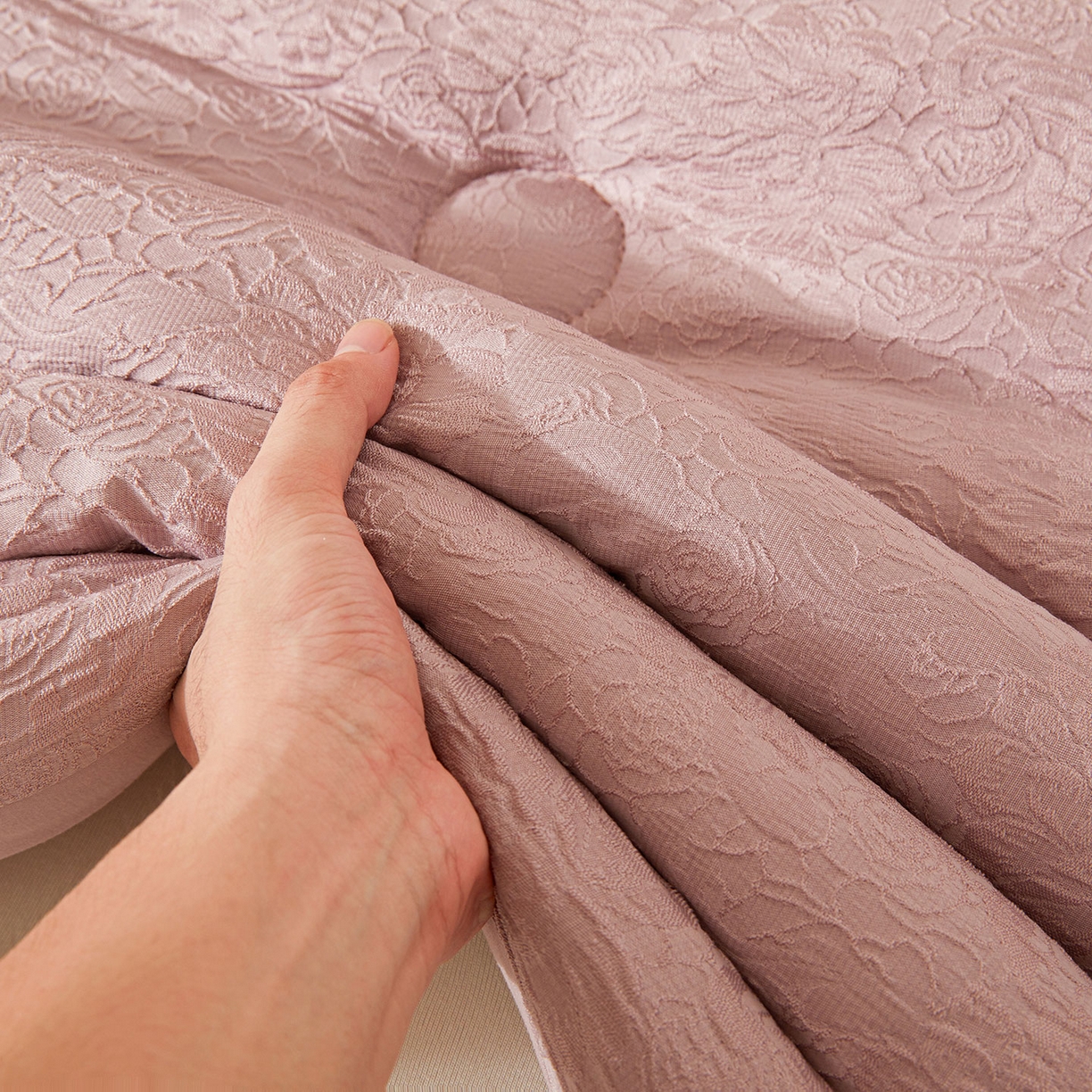 91家纺网 家纺一手货源 找家纺 欢乐季 2025新款贡缎浮雕提花棉花被 被子被芯 豆沙色