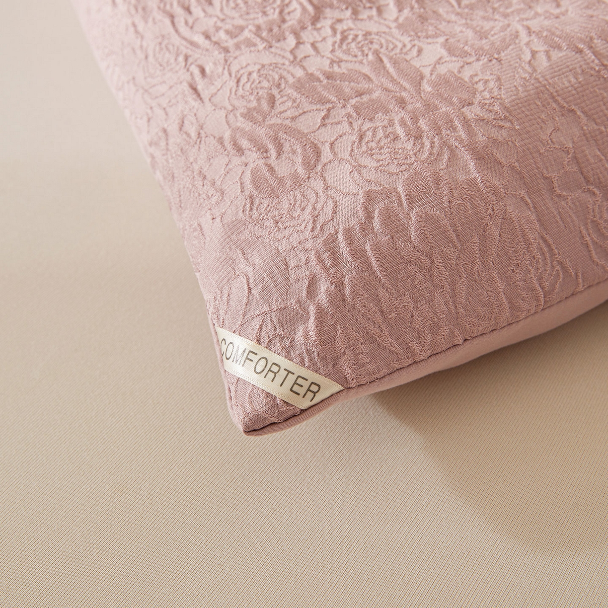 91家纺网 家纺一手货源 找家纺 欢乐季 2025新款贡缎浮雕提花棉花被 被子被芯 豆沙色