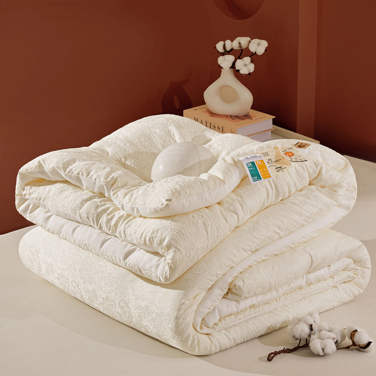 91家纺网 家纺一手货源 找家纺 欢乐季 2025新款贡缎浮雕提花棉花被 被子被芯 奶油白