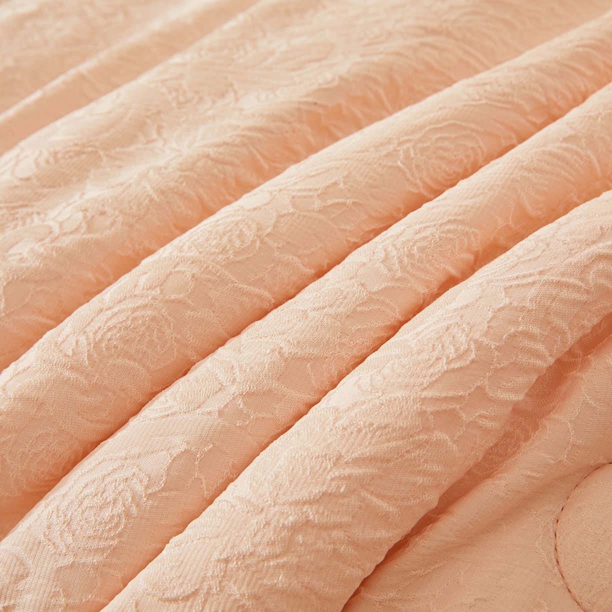 91家纺网 家纺一手货源 找家纺 欢乐季 2025新款贡缎浮雕提花棉花被 被子被芯 香槟色