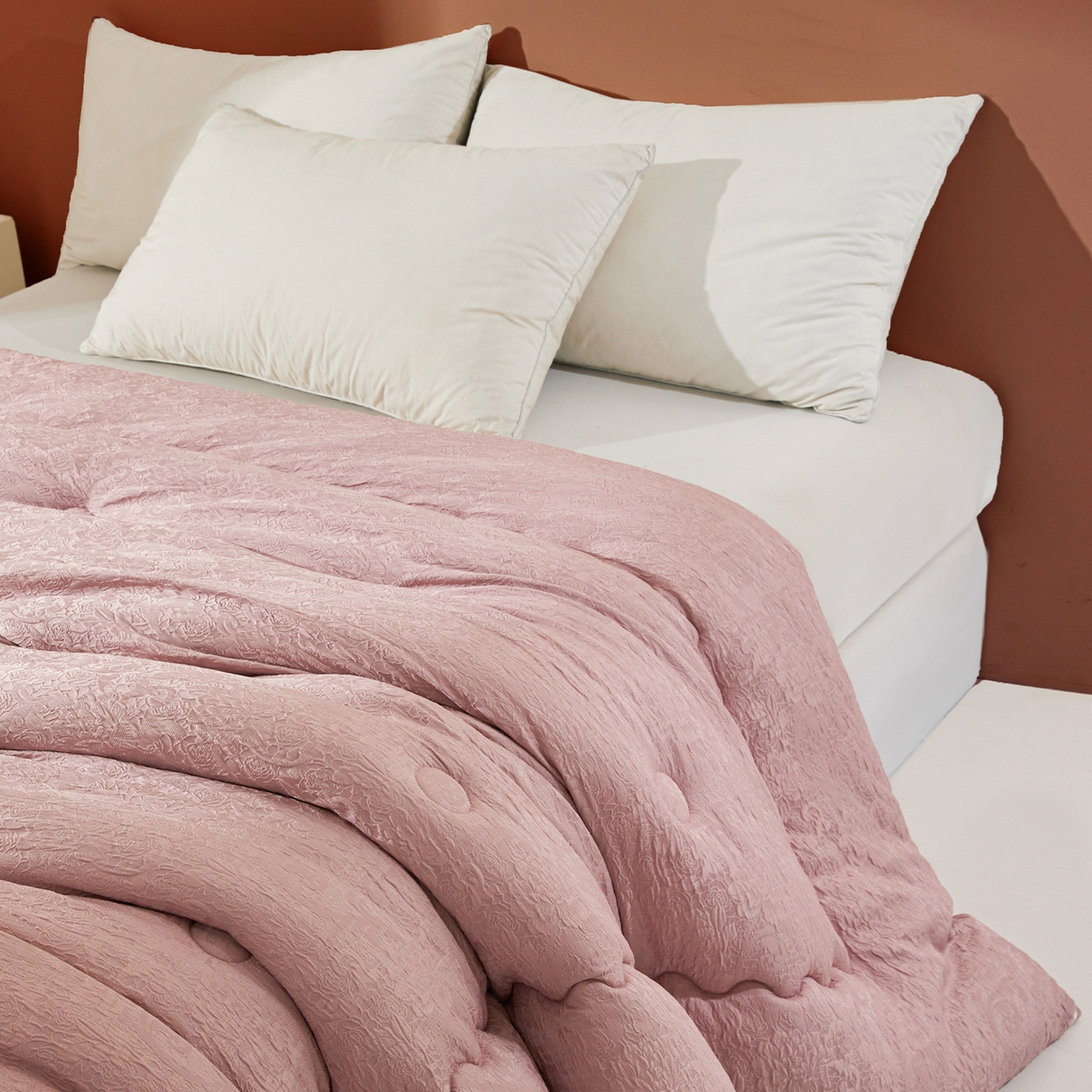 91家纺网 家纺一手货源 找家纺 欢乐季 2025新款贡缎浮雕提花棉花被 被子被芯 豆沙色