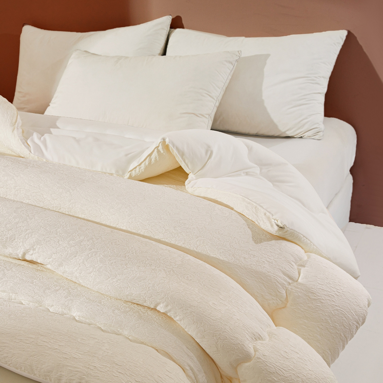 91家纺网 家纺一手货源 找家纺 欢乐季 2025新款贡缎浮雕提花棉花被 被子被芯 奶油白