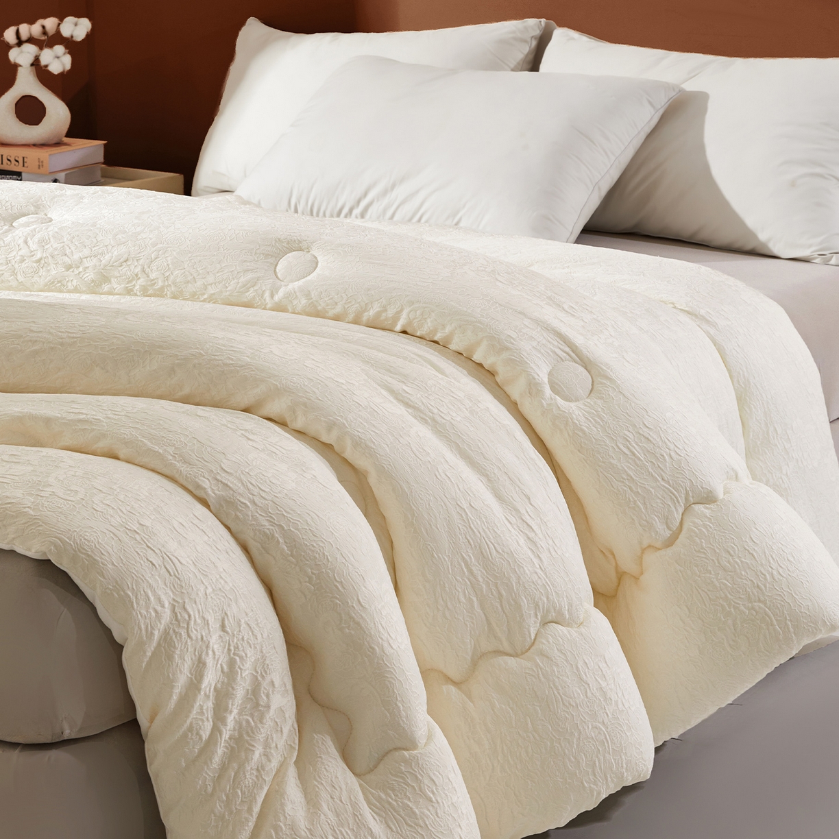 91家纺网 家纺一手货源 找家纺 欢乐季 2025新款贡缎浮雕提花棉花被 被子被芯 奶油白