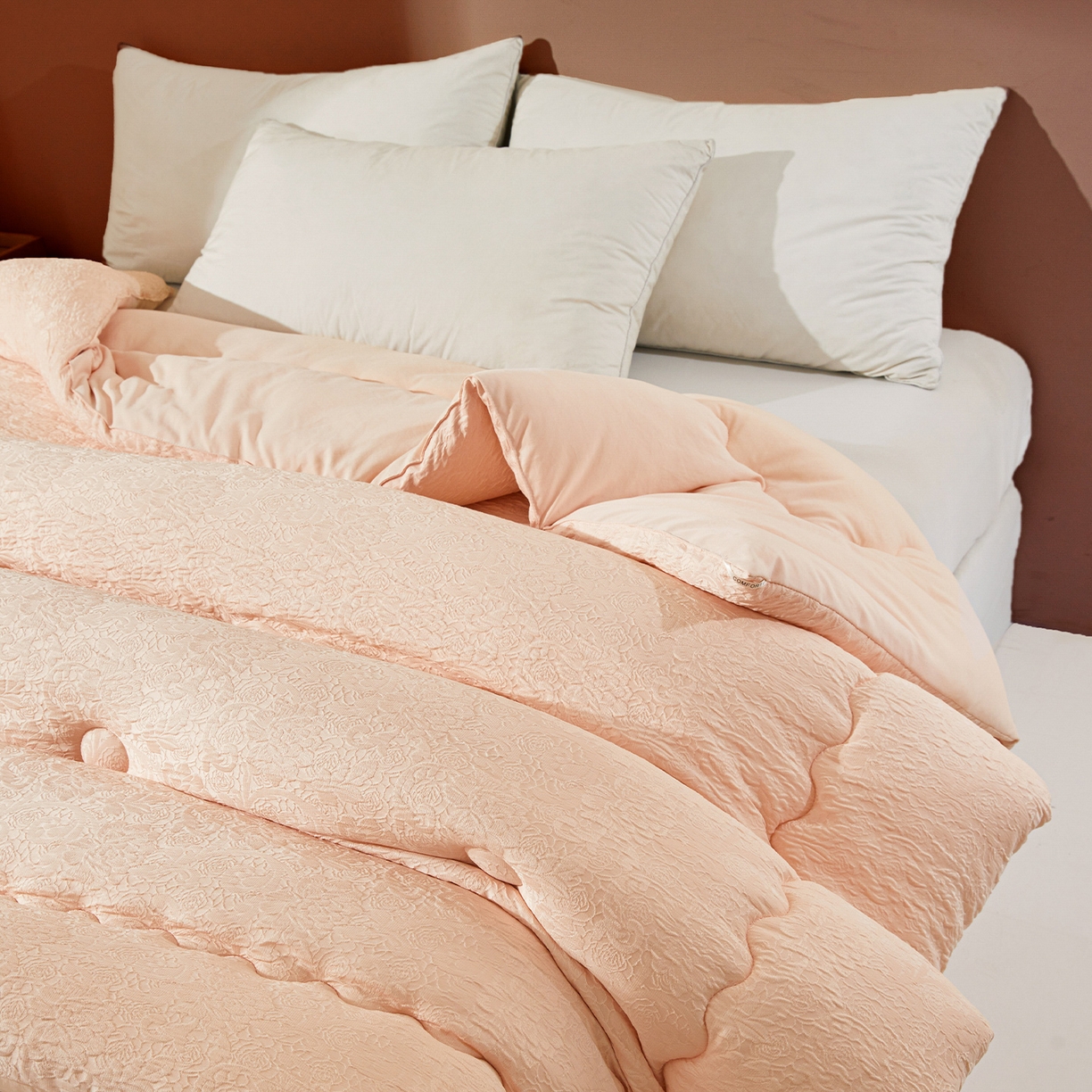 91家纺网 家纺一手货源 找家纺 欢乐季 2025新款贡缎浮雕提花棉花被 被子被芯 香槟色