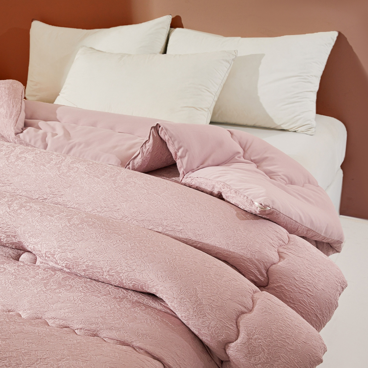 91家纺网 家纺一手货源 找家纺 欢乐季 2025新款贡缎浮雕提花棉花被 被子被芯 豆沙色