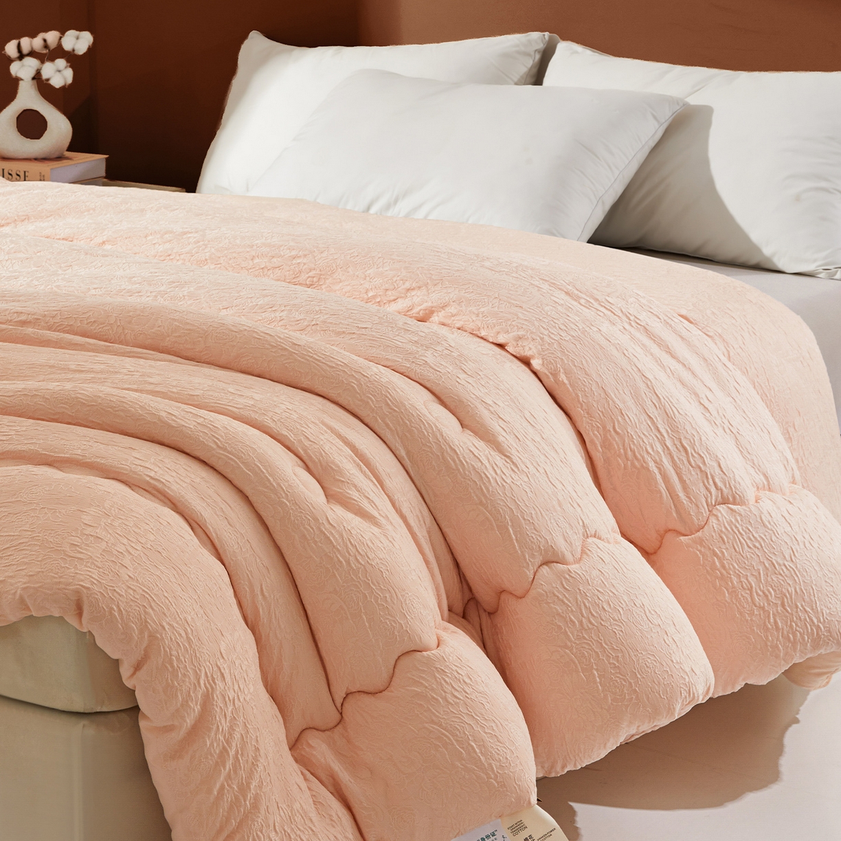 91家纺网 家纺一手货源 找家纺 欢乐季 2025新款贡缎浮雕提花棉花被 被子被芯 香槟色