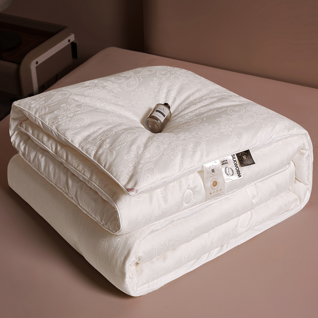 91家纺网 家纺一手货源 找家纺 欢乐季 2025新款贡缎提花蚕丝被 被子被芯 白色