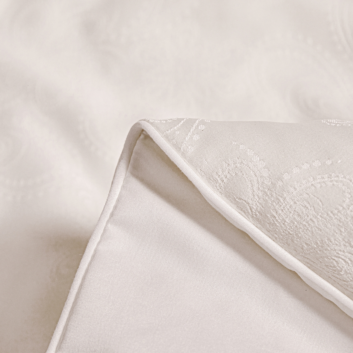 91家纺网 家纺一手货源 找家纺 欢乐季 2025新款贡缎提花蚕丝被 被子被芯 白色