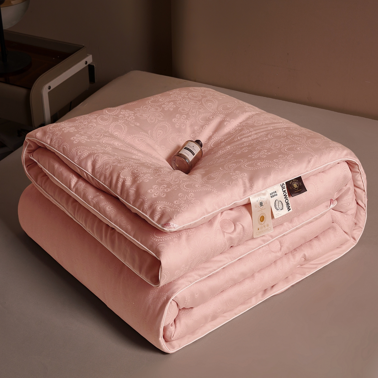 91家纺网 家纺一手货源 找家纺 欢乐季 2025新款贡缎提花蚕丝被 被子被芯 粉色