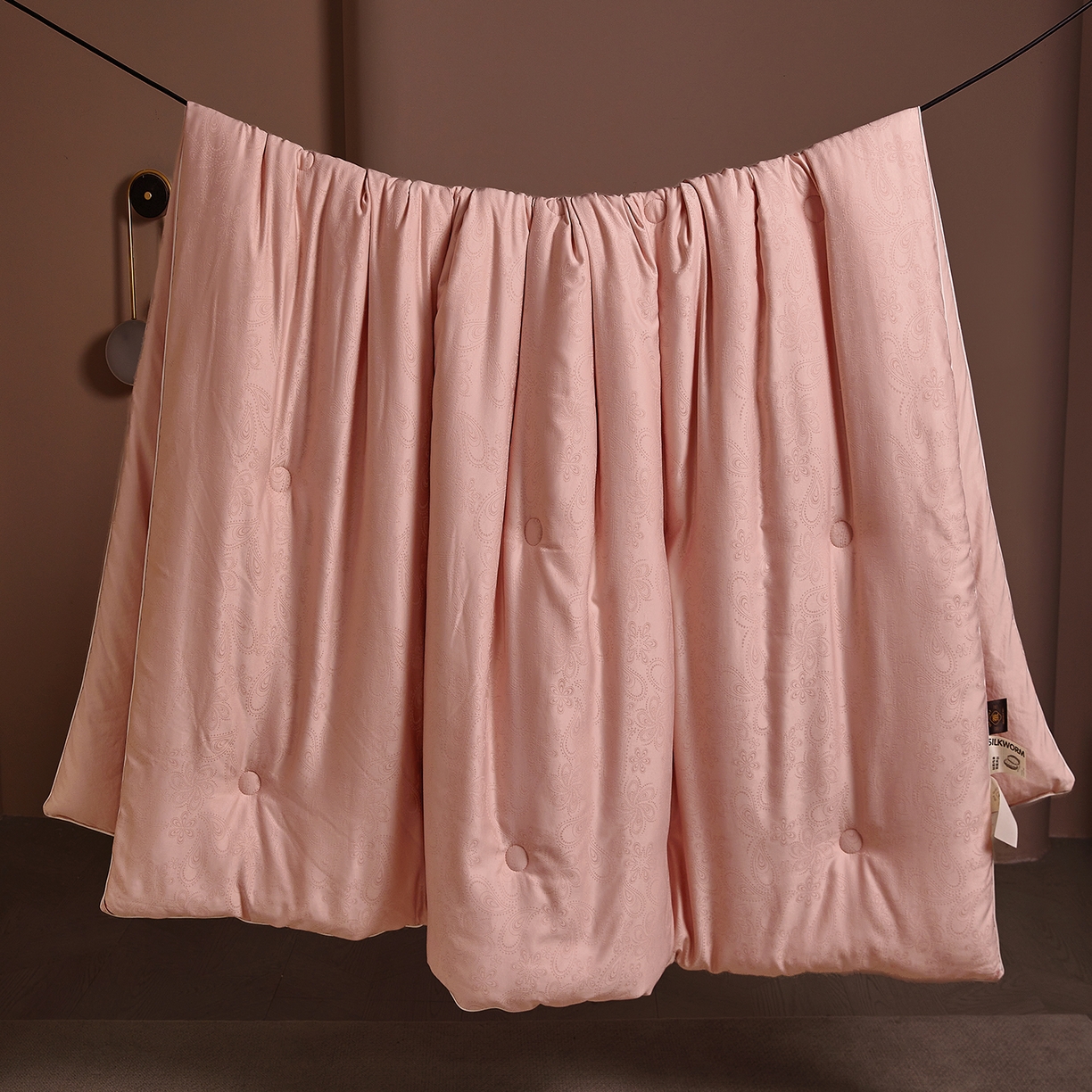 91家纺网 家纺一手货源 找家纺 欢乐季 2025新款贡缎提花蚕丝被 被子被芯 粉色