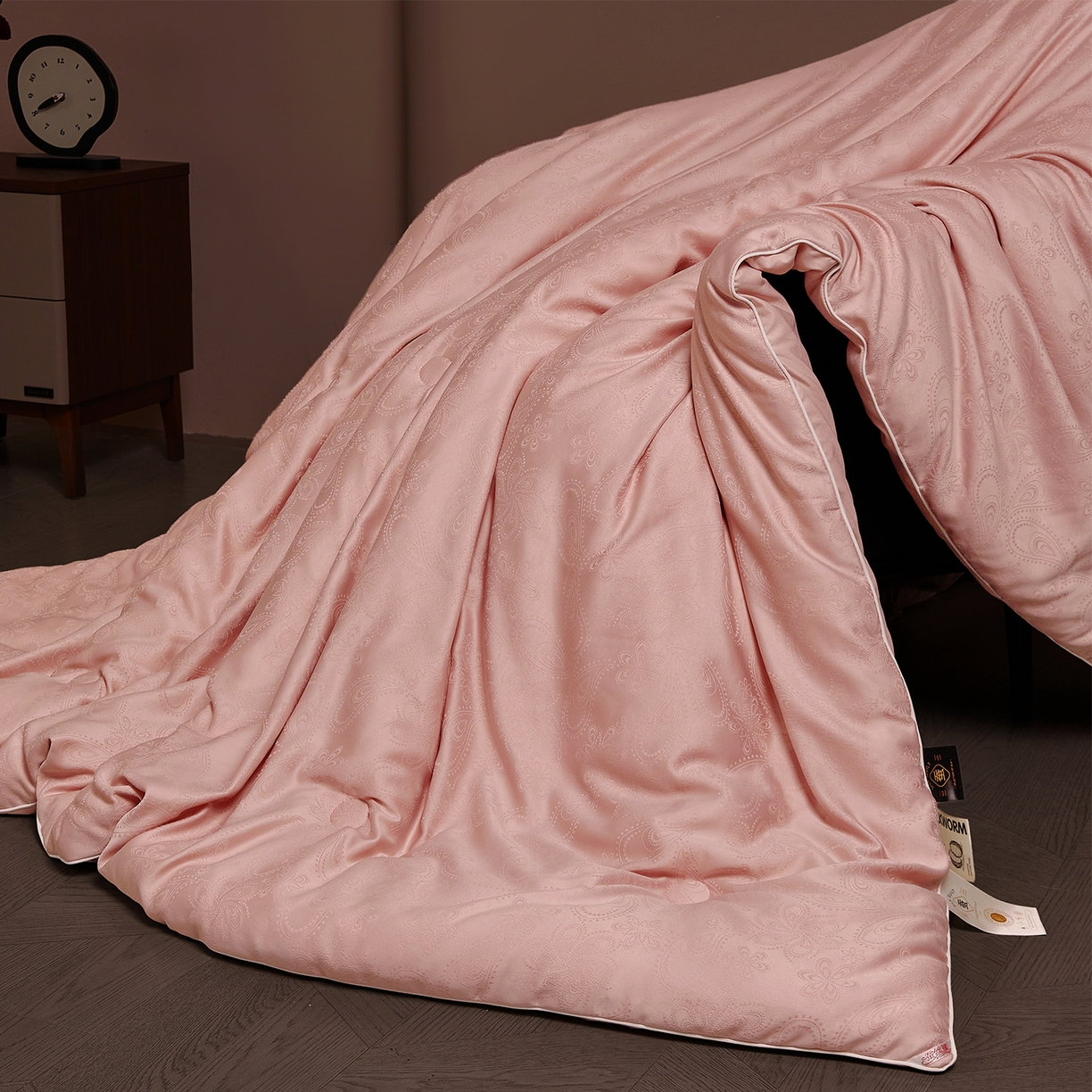 91家纺网 家纺一手货源 找家纺 欢乐季 2025新款贡缎提花蚕丝被 被子被芯 粉色