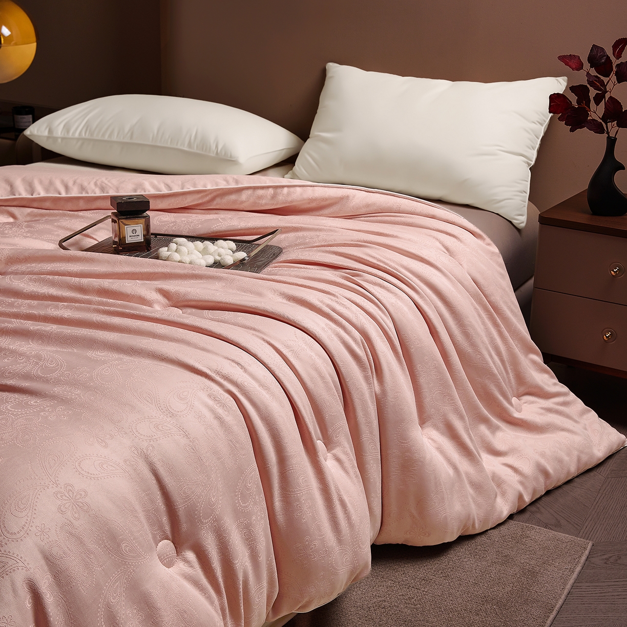 91家纺网 家纺一手货源 找家纺 欢乐季 2025新款贡缎提花蚕丝被 被子被芯 粉色