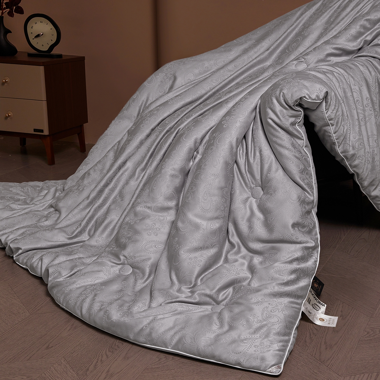 91家纺网 家纺一手货源 找家纺 欢乐季 2025新款贡缎提花蚕丝被 被子被芯 灰色