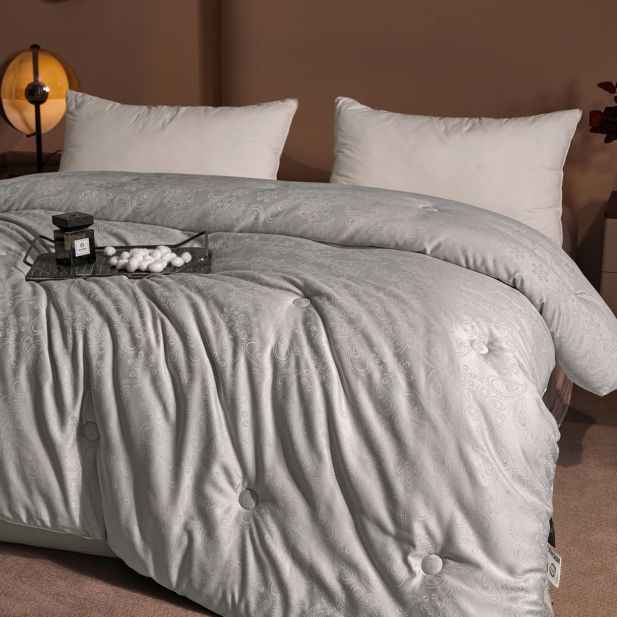 91家纺网 家纺一手货源 找家纺 欢乐季 2025新款贡缎提花蚕丝被 被子被芯 灰色