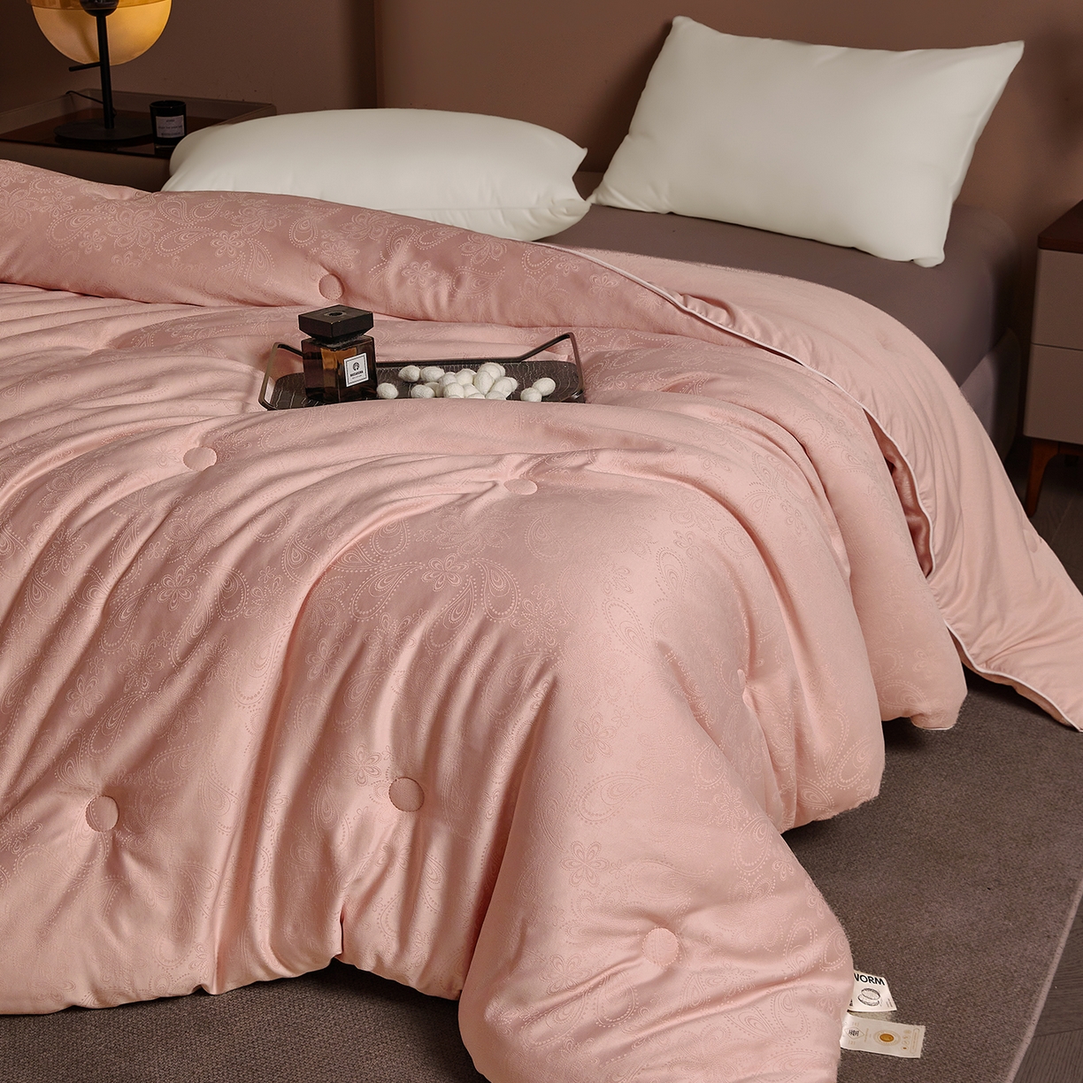 91家纺网 家纺一手货源 找家纺 欢乐季 2025新款贡缎提花蚕丝被 被子被芯 粉色