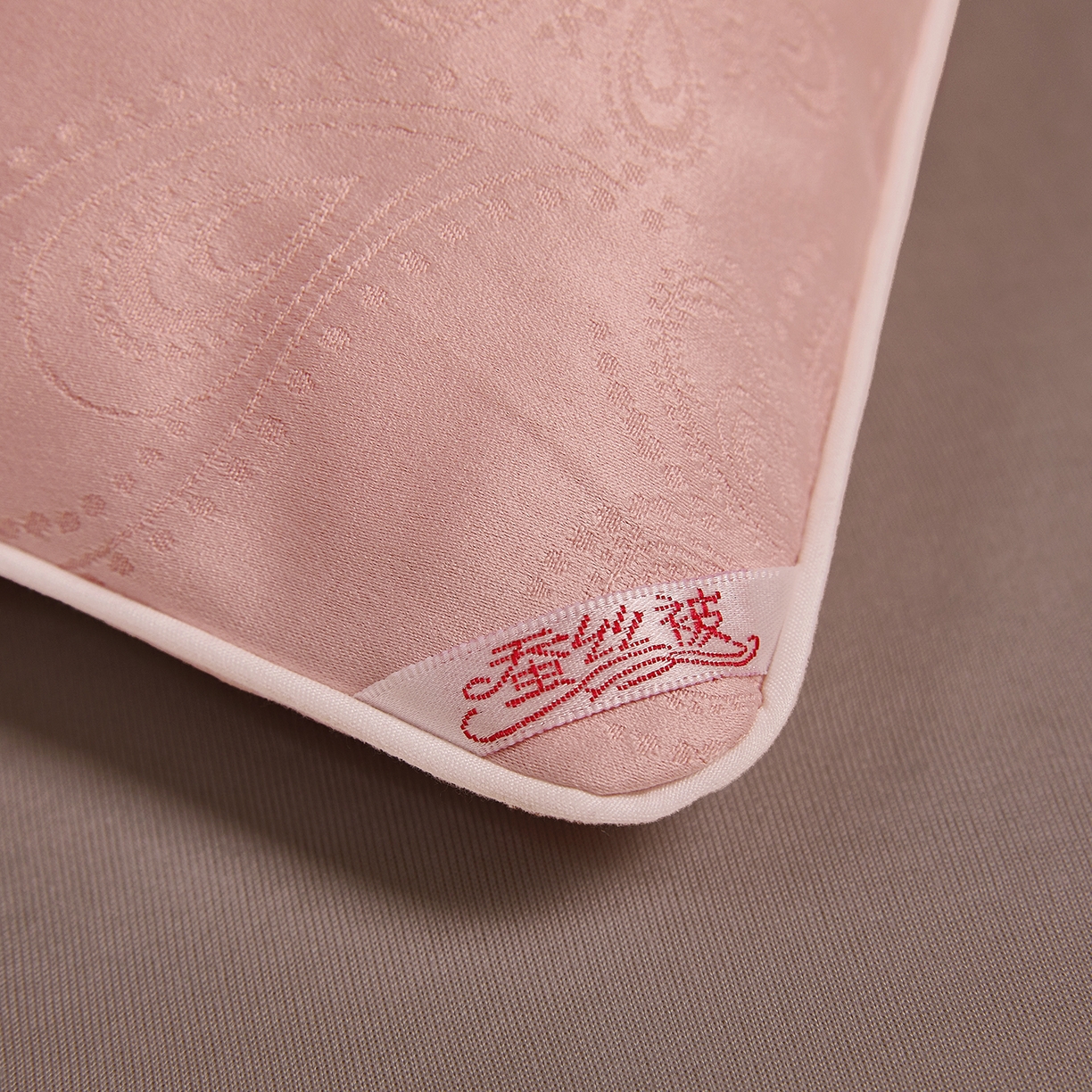 91家纺网 家纺一手货源 找家纺 欢乐季 2025新款贡缎提花蚕丝被 被子被芯 粉色