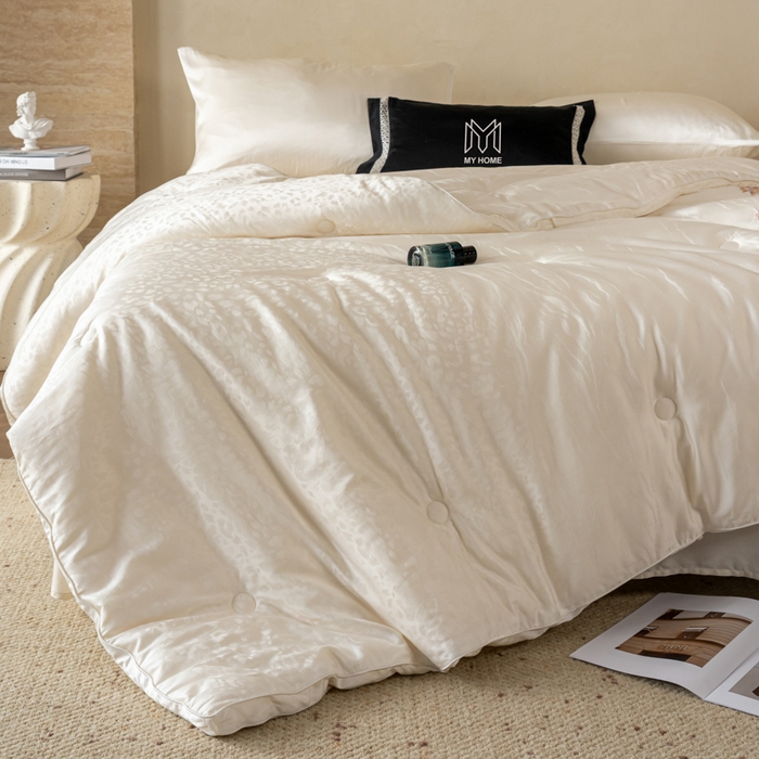 91家纺网 家纺一手货源 找家纺 （总）麦肯锡 2025寐颜新款刺绣天丝棉提花四季被-蝶漾