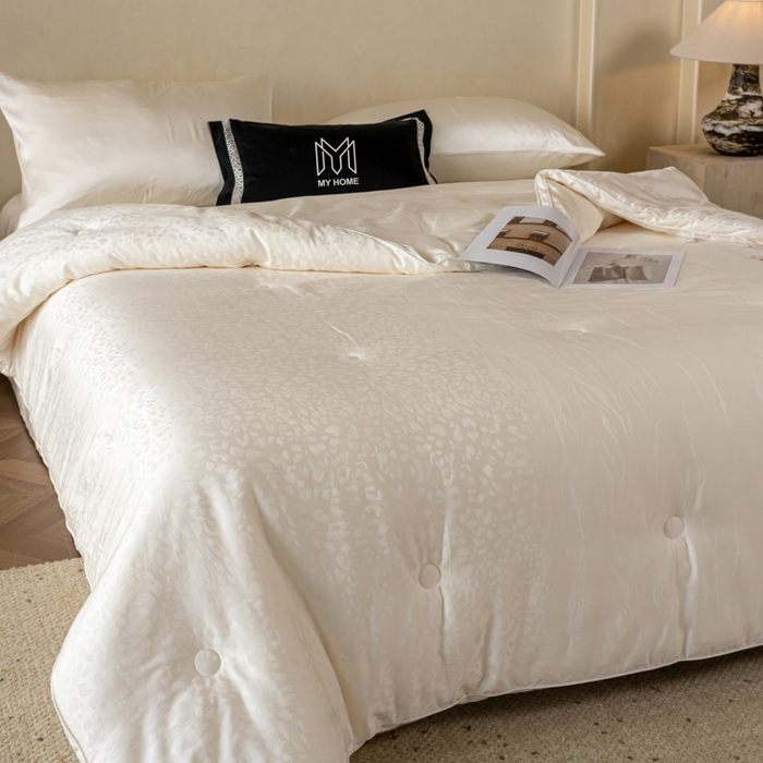 91家纺网 家纺一手货源 找家纺 （总）麦肯锡 2025寐颜新款刺绣天丝棉提花四季被-蝶漾