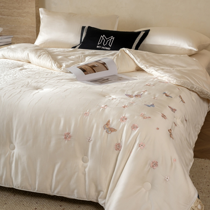 91家纺网 家纺一手货源 找家纺 （总）麦肯锡 2025寐颜新款刺绣天丝棉提花四季被-蝶漾