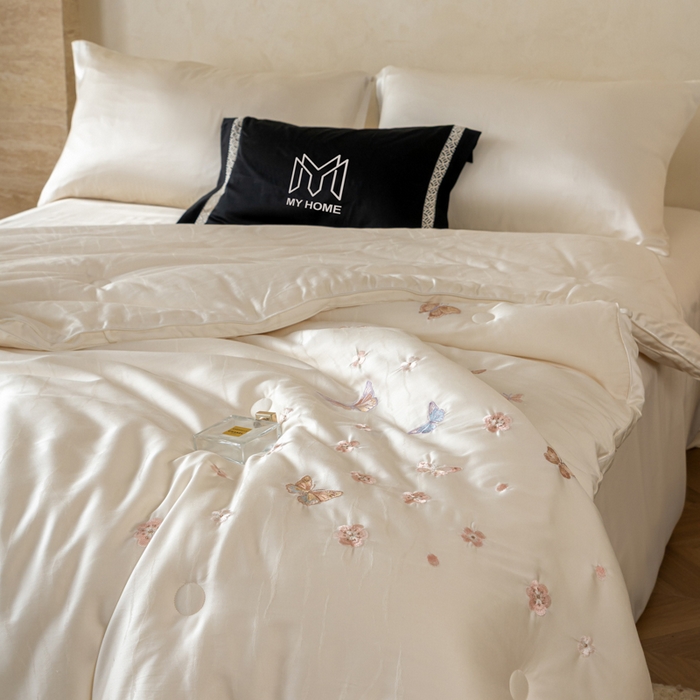 91家纺网 家纺一手货源 找家纺 麦肯锡 2025寐颜新款刺绣天丝棉提花四季被-蝶漾 本白