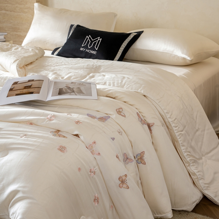 91家纺网 家纺一手货源 找家纺 麦肯锡 2025寐颜新款刺绣天丝棉提花四季被-蝶漾 本白