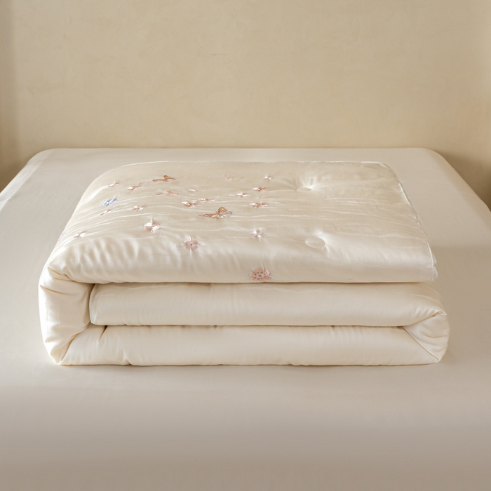 91家纺网 家纺一手货源 找家纺 麦肯锡 2025寐颜新款刺绣天丝棉提花四季被-蝶漾 本白