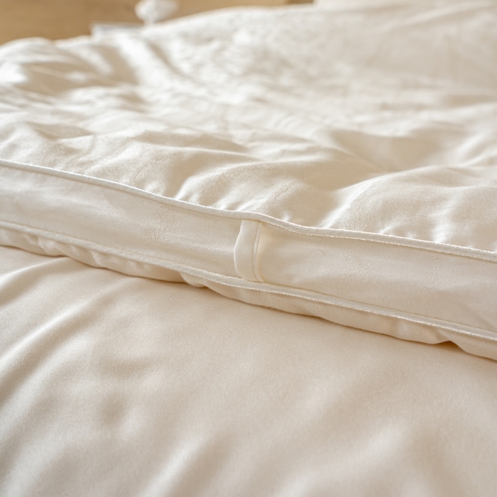 91家纺网 家纺一手货源 找家纺 麦肯锡 2025寐颜新款刺绣天丝棉提花四季被-蝶漾 本白