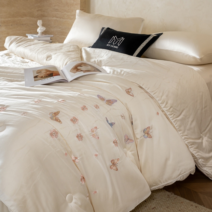 91家纺网 家纺一手货源 找家纺 麦肯锡 2025寐颜新款刺绣天丝棉提花四季被-蝶漾 本白