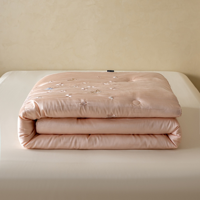 91家纺网 家纺一手货源 找家纺 麦肯锡 2025寐颜新款刺绣天丝棉提花四季被-蝶漾 粉色
