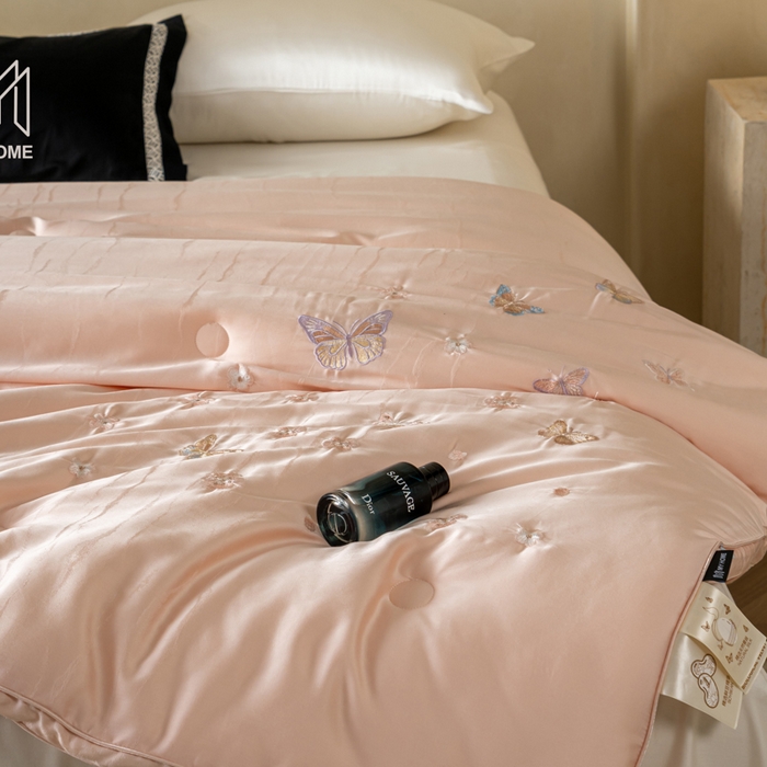 91家纺网 家纺一手货源 找家纺 麦肯锡 2025寐颜新款刺绣天丝棉提花四季被-蝶漾 粉色