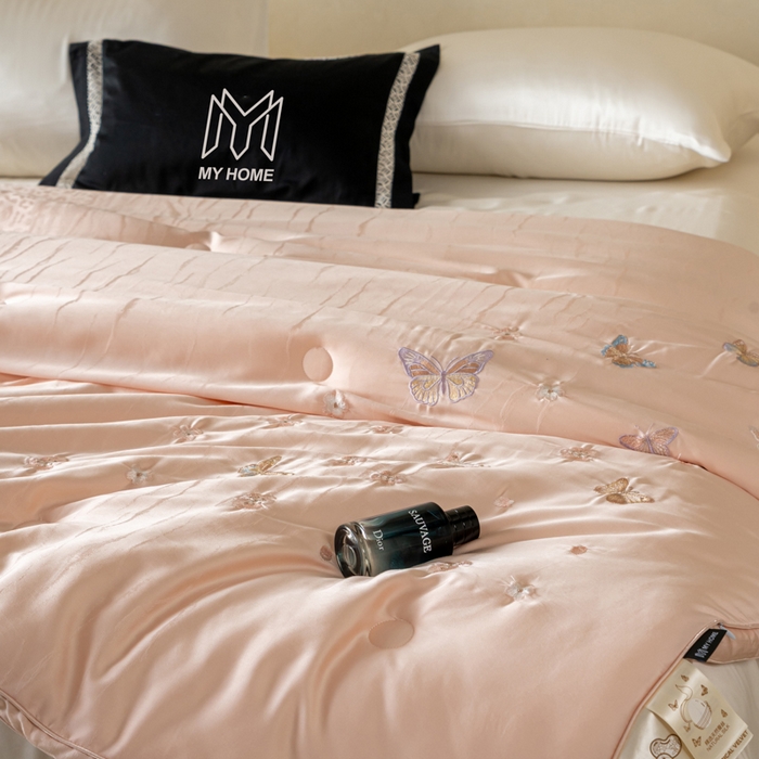 91家纺网 家纺一手货源 找家纺 麦肯锡 2025寐颜新款刺绣天丝棉提花四季被-蝶漾 粉色