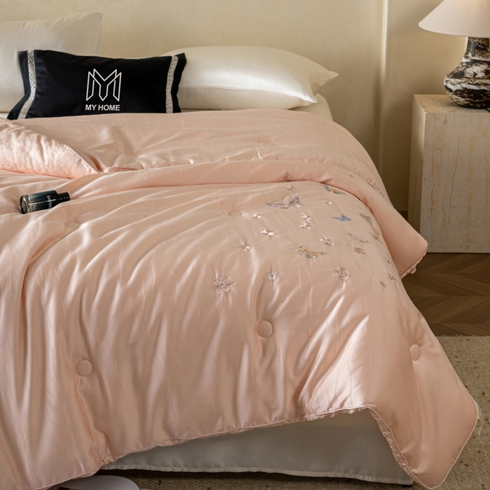 91家纺网 家纺一手货源 找家纺 麦肯锡 2025寐颜新款刺绣天丝棉提花四季被-蝶漾 粉色