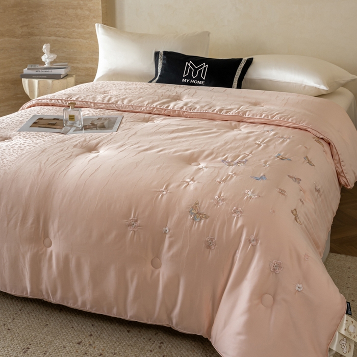 91家纺网 家纺一手货源 找家纺 麦肯锡 2025寐颜新款刺绣天丝棉提花四季被-蝶漾 粉色