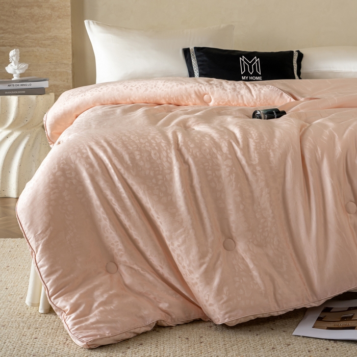 91家纺网 家纺一手货源 找家纺 麦肯锡 2025寐颜新款刺绣天丝棉提花四季被-蝶漾 粉色