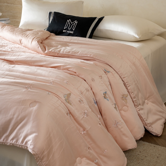 91家纺网 家纺一手货源 找家纺 麦肯锡 2025寐颜新款刺绣天丝棉提花四季被-蝶漾 粉色