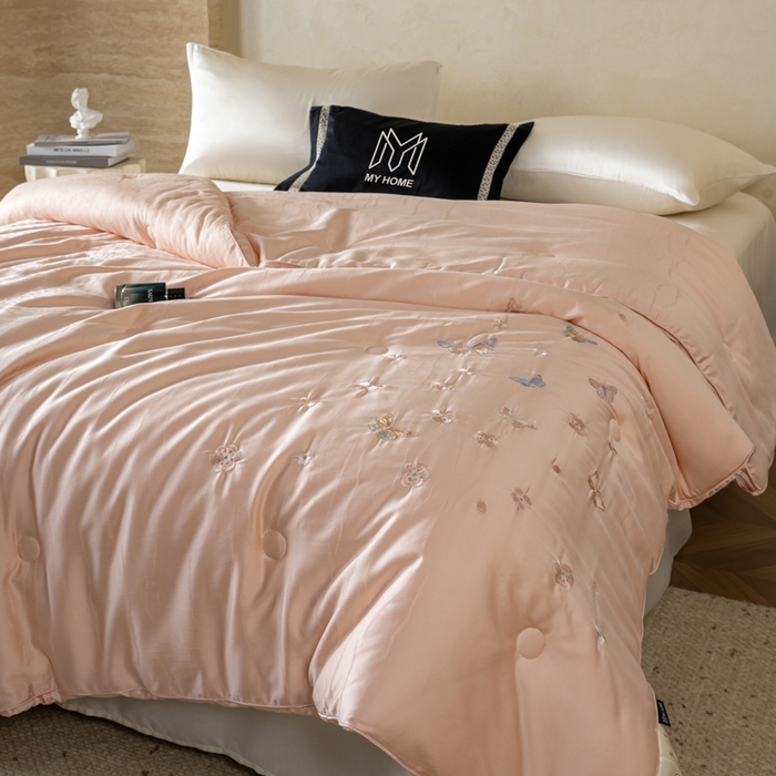 91家纺网 家纺一手货源 找家纺 麦肯锡 2025寐颜新款刺绣天丝棉提花四季被-蝶漾 粉色