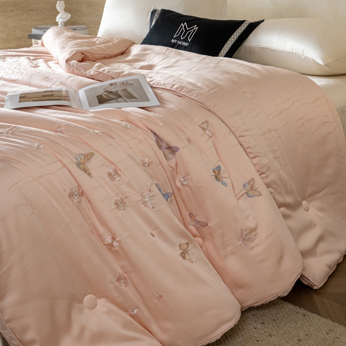 91家纺网 家纺一手货源 找家纺 麦肯锡 2025寐颜新款刺绣天丝棉提花四季被-蝶漾 粉色