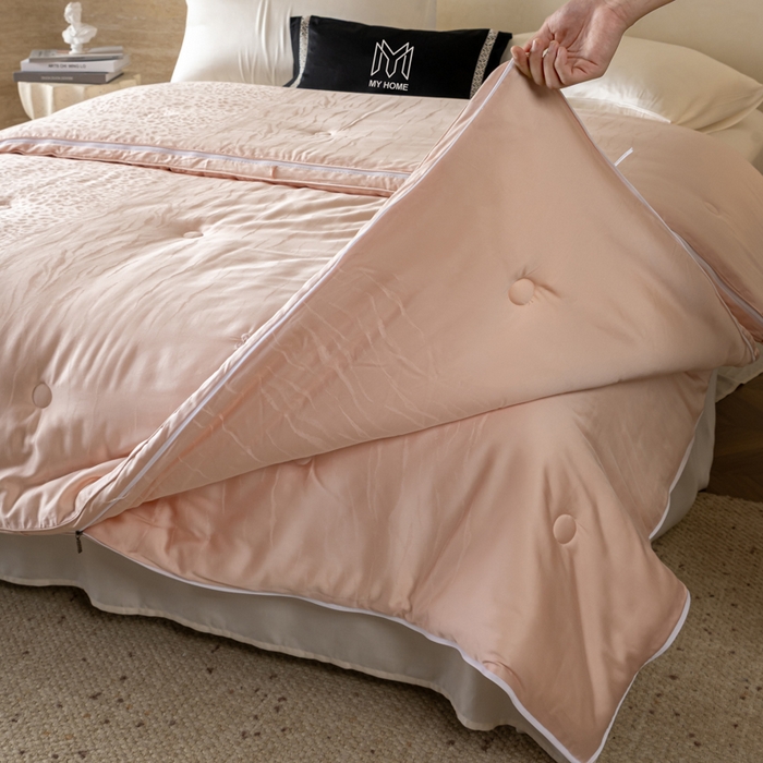 91家纺网 家纺一手货源 找家纺 麦肯锡 2025寐颜新款刺绣天丝棉提花四季被-蝶漾 粉色