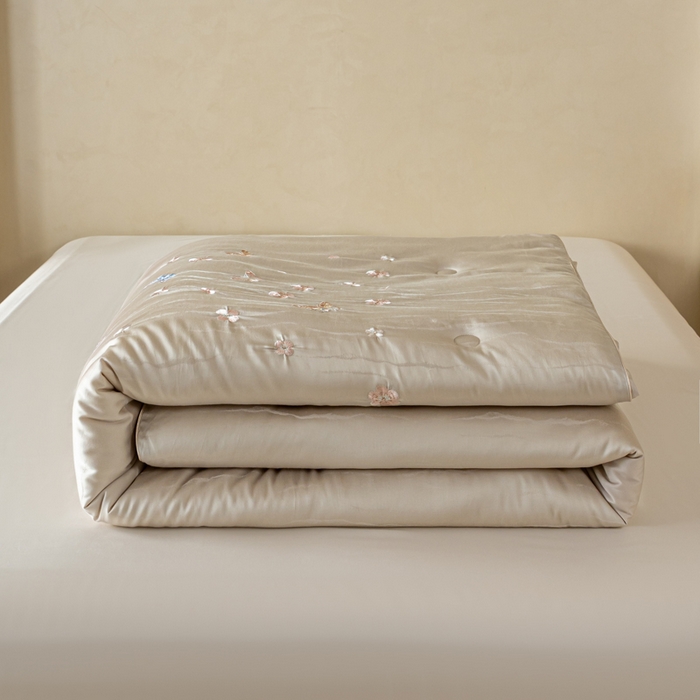 91家纺网 家纺一手货源 找家纺 麦肯锡 2025寐颜新款刺绣天丝棉提花四季被-蝶漾 灰色