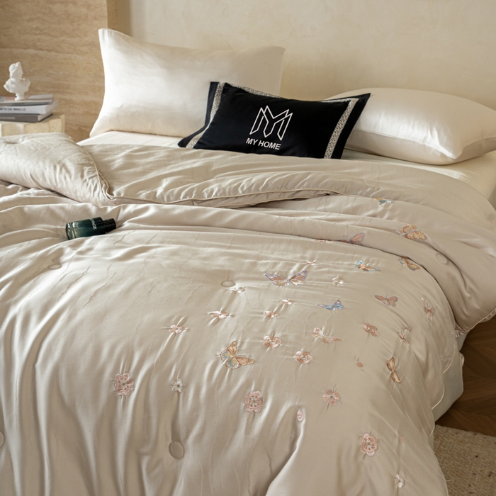 91家纺网 家纺一手货源 找家纺 麦肯锡 2025寐颜新款刺绣天丝棉提花四季被-蝶漾 灰色