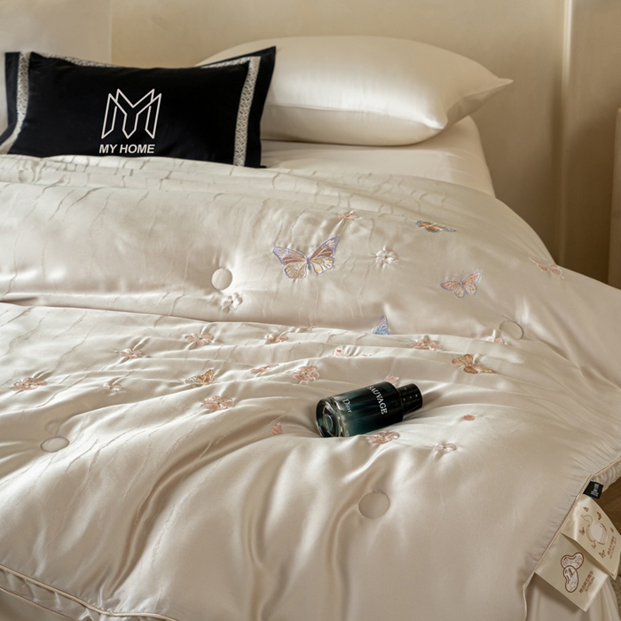 91家纺网 家纺一手货源 找家纺 麦肯锡 2025寐颜新款刺绣天丝棉提花四季被-蝶漾 灰色