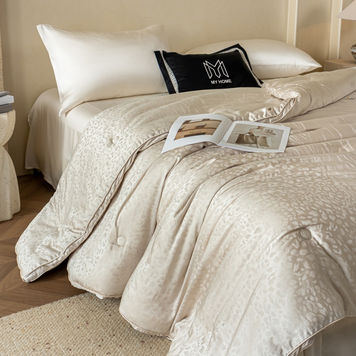 91家纺网 家纺一手货源 找家纺 麦肯锡 2025寐颜新款刺绣天丝棉提花四季被-蝶漾 灰色