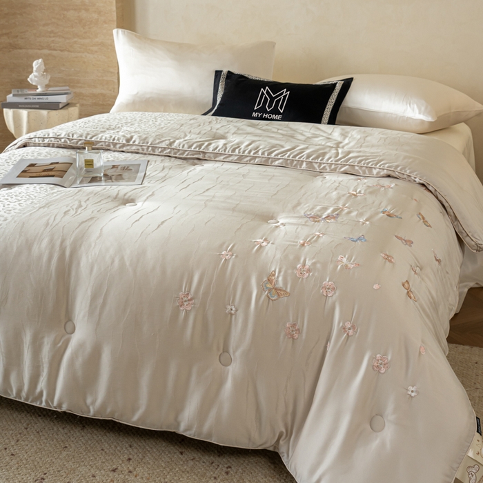 91家纺网 家纺一手货源 找家纺 麦肯锡 2025寐颜新款刺绣天丝棉提花四季被-蝶漾 灰色